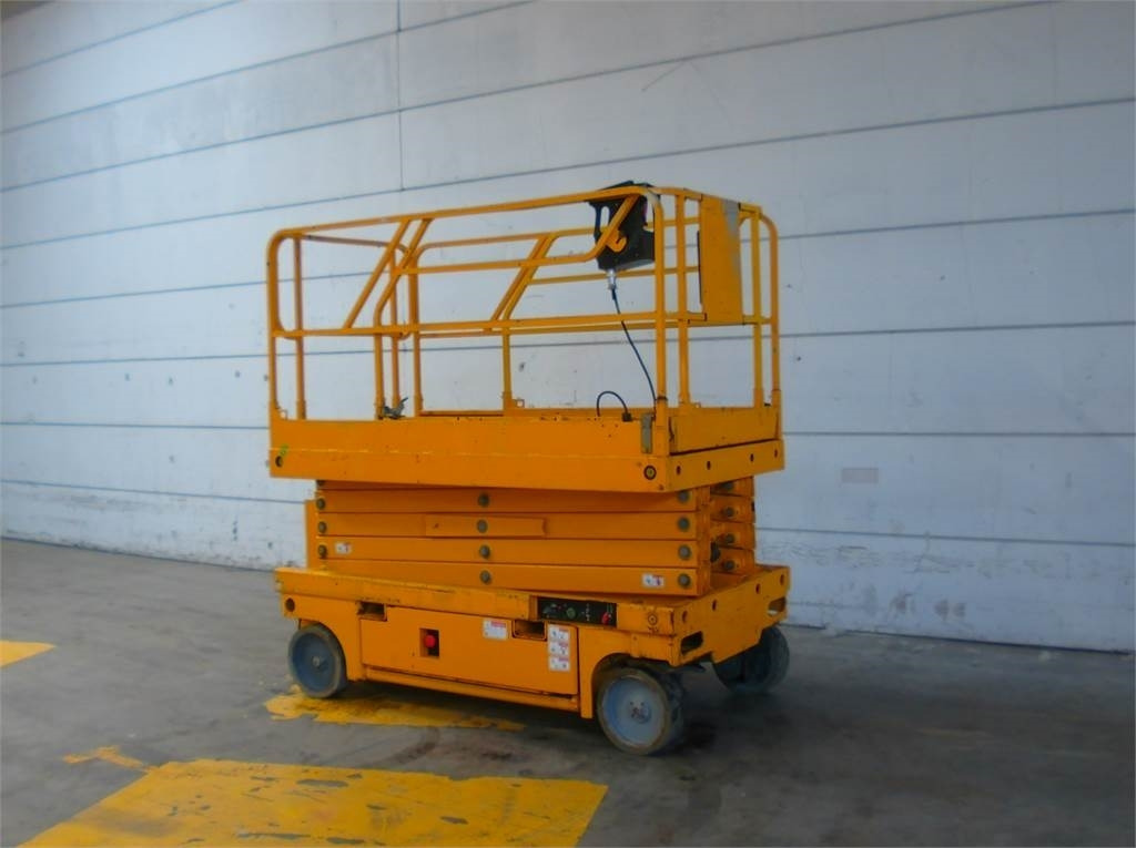 Haulotte Compact 12 - Scissor lift: picture 3 Haulotte Compact 12 - Scissor lift: picture 3