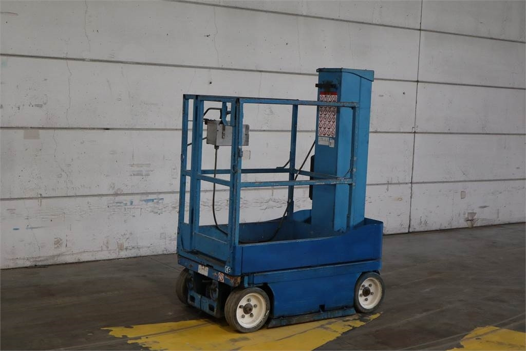 SkyJack SJ16 - Vertical mast lift: picture 3 SkyJack SJ16 - Vertical mast lift: picture 3