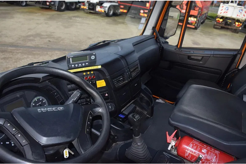 Hook lift truck Iveco Trakker AD260T36: picture 6