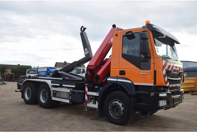 Hook lift truck Iveco Trakker AD260T36: picture 20
