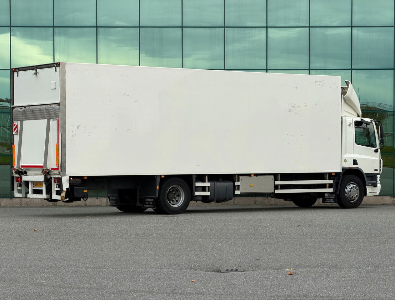 DAF CF 75.250 Euro 3 Manual Gearbox VAN Beurden Isolated BOX Tail Lift Super Condition NL-Truck - Box truck: picture 4 DAF CF 75.250 Euro 3 Manual Gearbox VAN Beurden Isolated BOX Tail Lift Super Condition NL-Truck - Box truck: picture 4