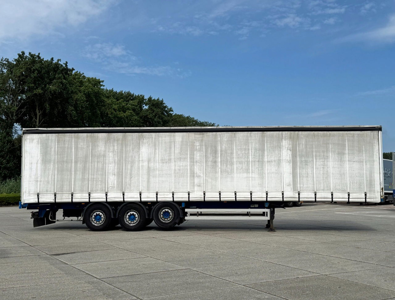 Curtainsider semi-trailer Renders 3 Axle Disc Brakes Lift Axle Nice Chassis Wooden Floor Sliding Roof: picture 6
