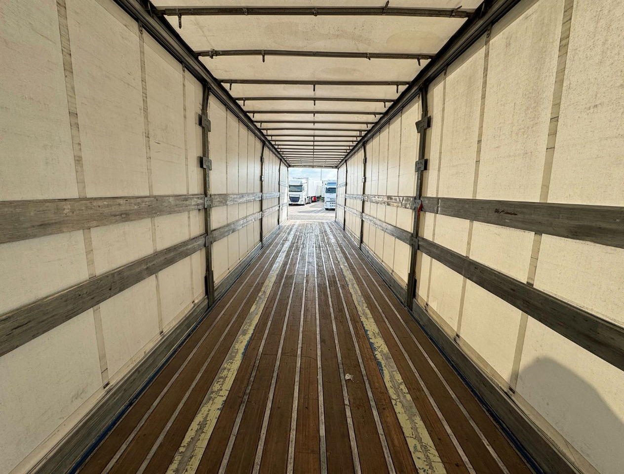 Curtainsider semi-trailer Renders 3 Axle Disc Brakes Lift Axle Nice Chassis Wooden Floor Sliding Roof: picture 10