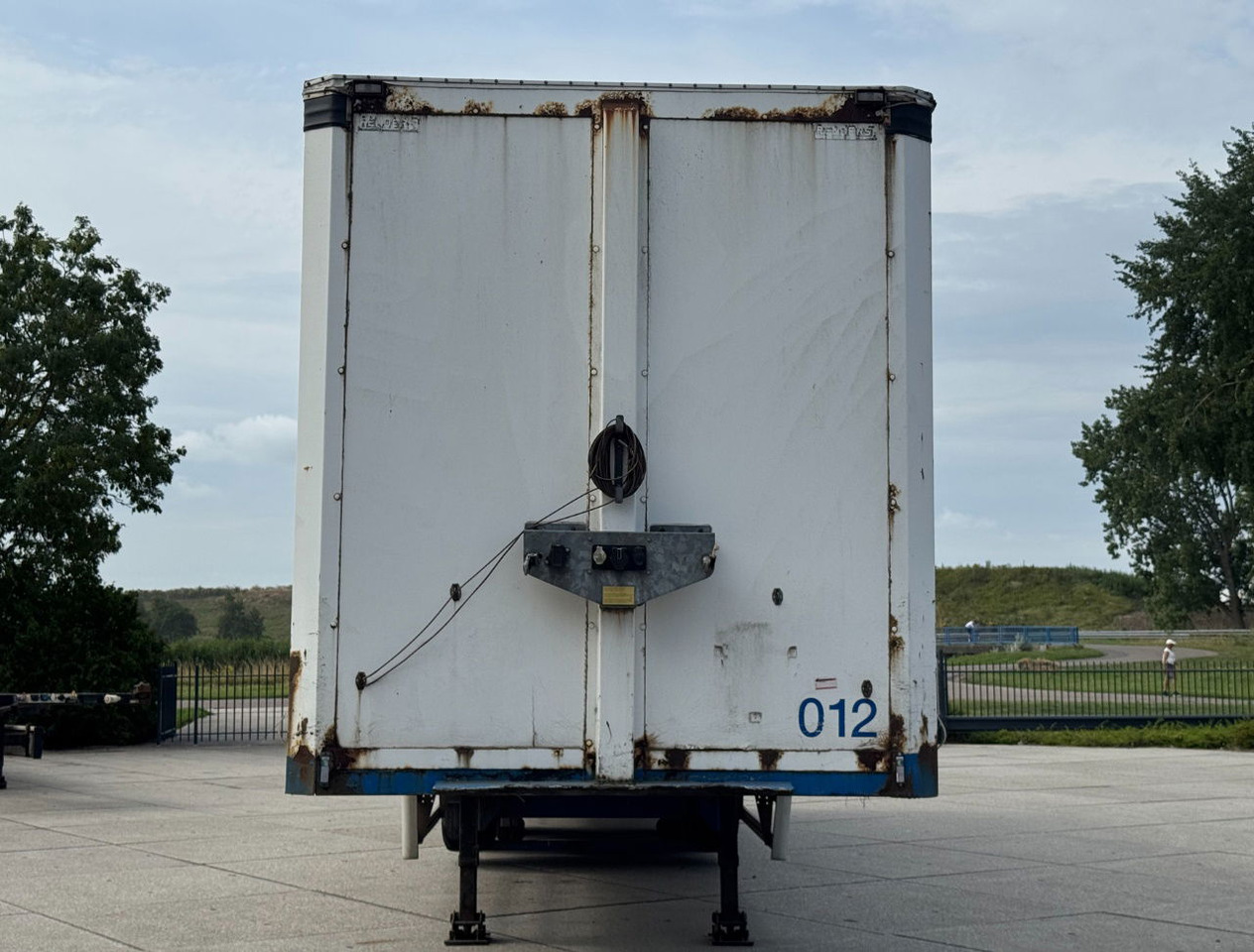 Curtainsider semi-trailer Renders 3 Axle Disc Brakes Lift Axle Nice Chassis Wooden Floor Sliding Roof: picture 8