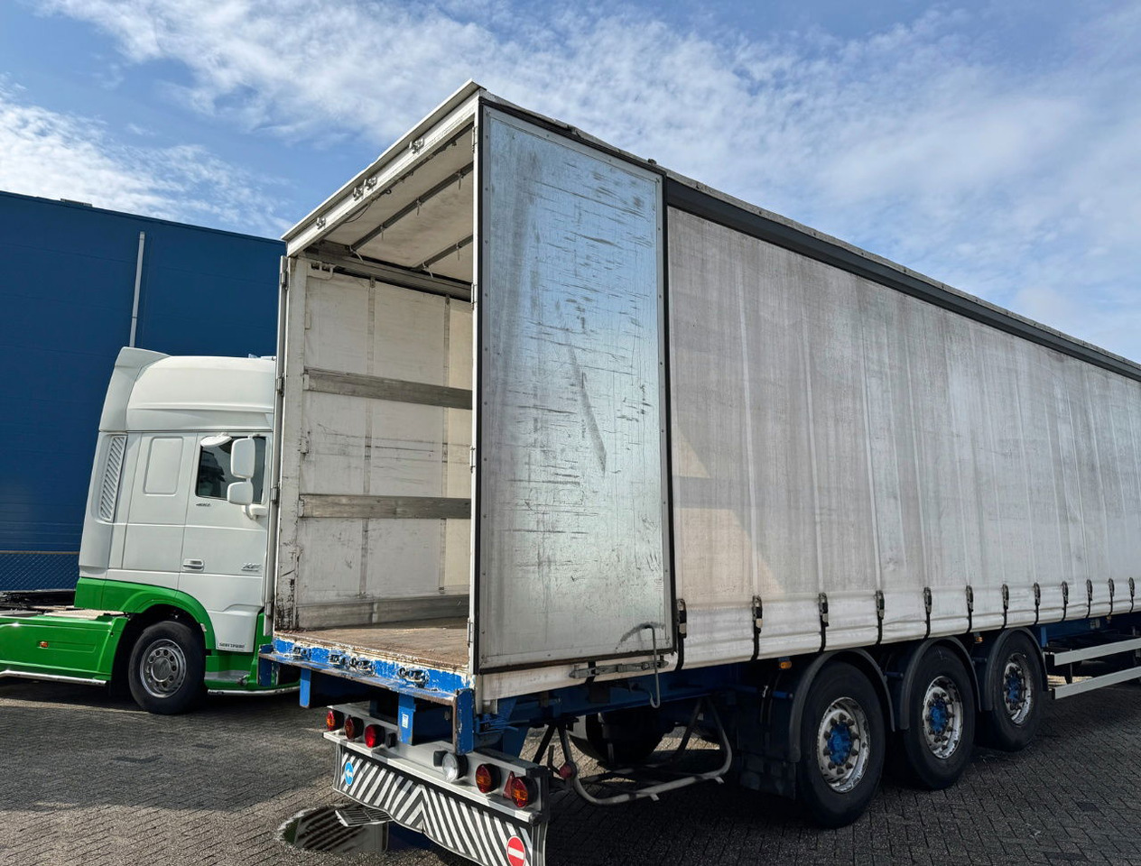 Curtainsider semi-trailer Renders 3 Axle Disc Brakes Lift Axle Nice Chassis Wooden Floor Sliding Roof: picture 18
