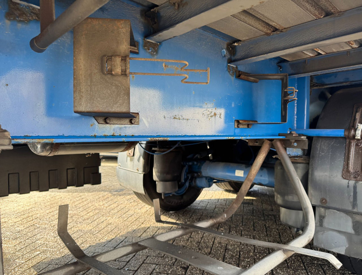 Curtainsider semi-trailer Renders 3 Axle Disc Brakes Lift Axle Nice Chassis Wooden Floor Sliding Roof: picture 14