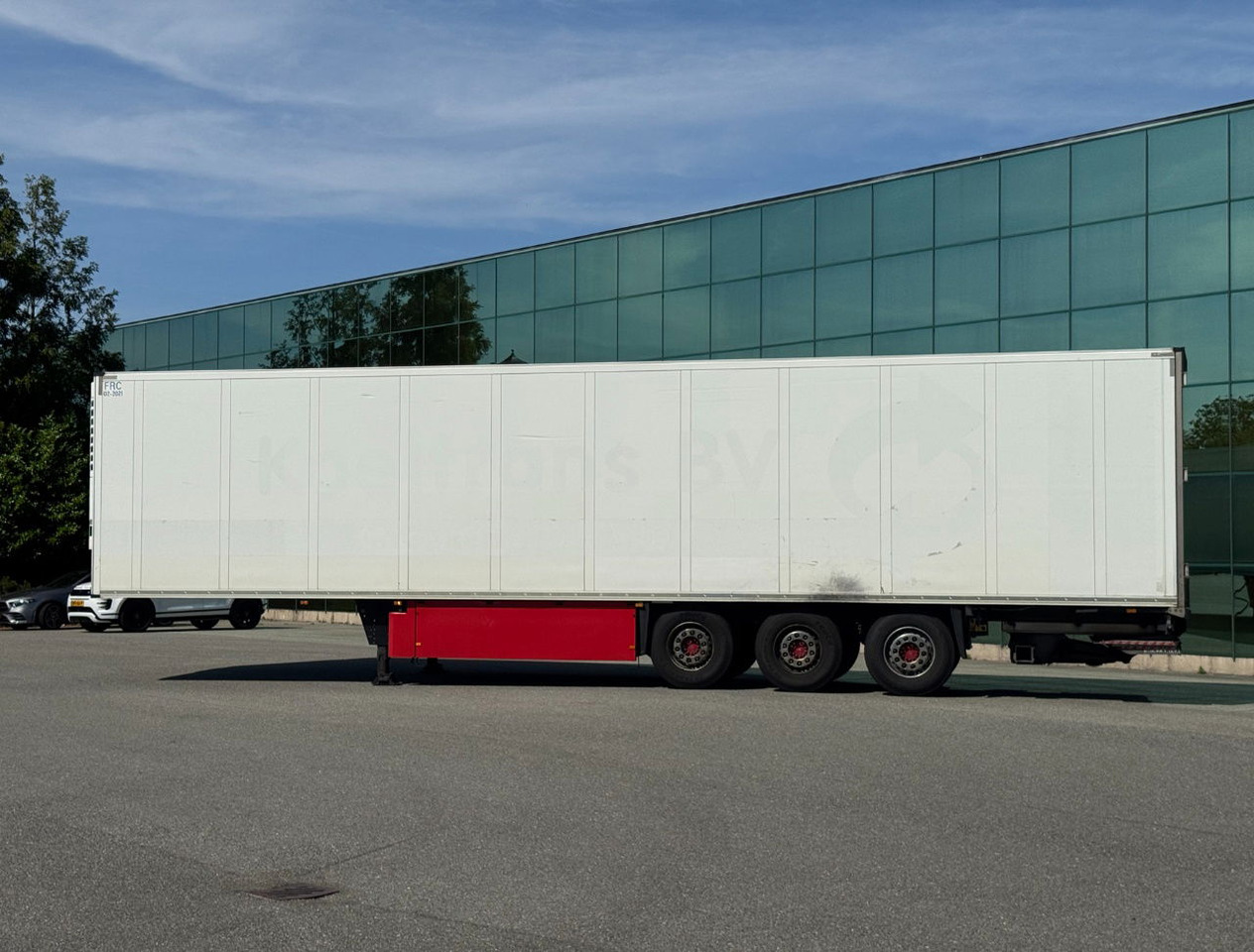 Schmitz Cargobull SCBS3B 270 CM High Flower Wide Liftaxle Tail Lift NL Trailer 6 - Refrigerator semi-trailer: picture 2 Schmitz Cargobull SCBS3B 270 CM High Flower Wide Liftaxle Tail Lift NL Trailer 6 - Refrigerator semi-trailer: picture 2