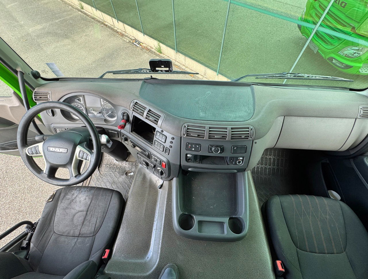 Tractor unit DAF CF 450 FTP Space CAB Only 447.500 KM 2x Tanks TOP Condition Belgium Truck: picture 8