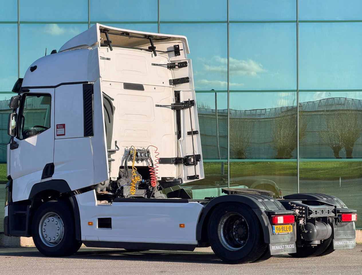 Renault T460 Euro 6 Only 318.000 KM 2X Tanks TOP Condition 2 Pieces Available - Tractor unit: picture 3 Renault T460 Euro 6 Only 318.000 KM 2X Tanks TOP Condition 2 Pieces Available - Tractor unit: picture 3