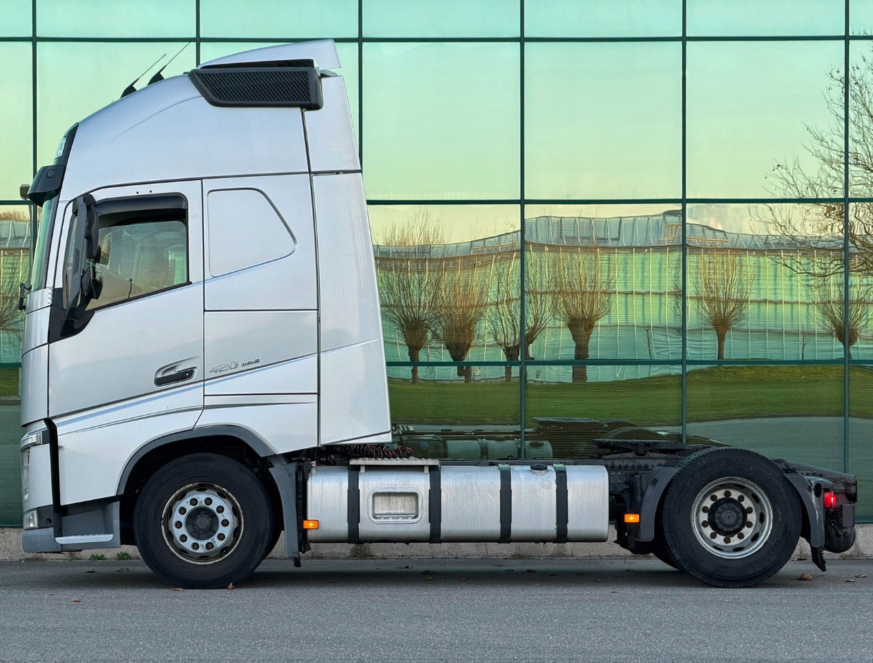 Volvo FH 13.420 Euro 6 Only 570.000 KM Full AIR 2X Tanks LOW Deck NL-Truck - Tractor unit: picture 2 Volvo FH 13.420 Euro 6 Only 570.000 KM Full AIR 2X Tanks LOW Deck NL-Truck - Tractor unit: picture 2