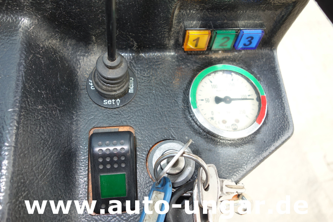 Road sweeper Aebi MFH 5000 Kehrmaschine Baujahr 2004 4-Rad Lenkung Wildkrautbesen: picture 23 Road sweeper Aebi MFH 5000 Kehrmaschine Baujahr 2004 4-Rad Lenkung Wildkrautbesen: picture 23