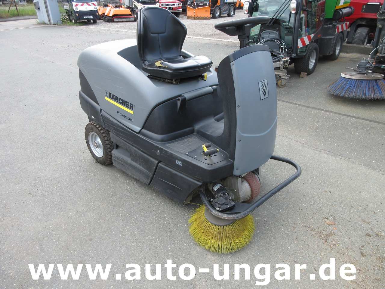 KÄRCHER KM 100/100 RBP Pack 1.280-112.0 elektrische Parkplatzkehrmaschine Hallenkehrmaschine Elektro - Road sweeper: picture 1 KÄRCHER KM 100/100 RBP Pack 1.280-112.0 elektrische Parkplatzkehrmaschine Hallenkehrmaschine Elektro - Road sweeper: picture 1