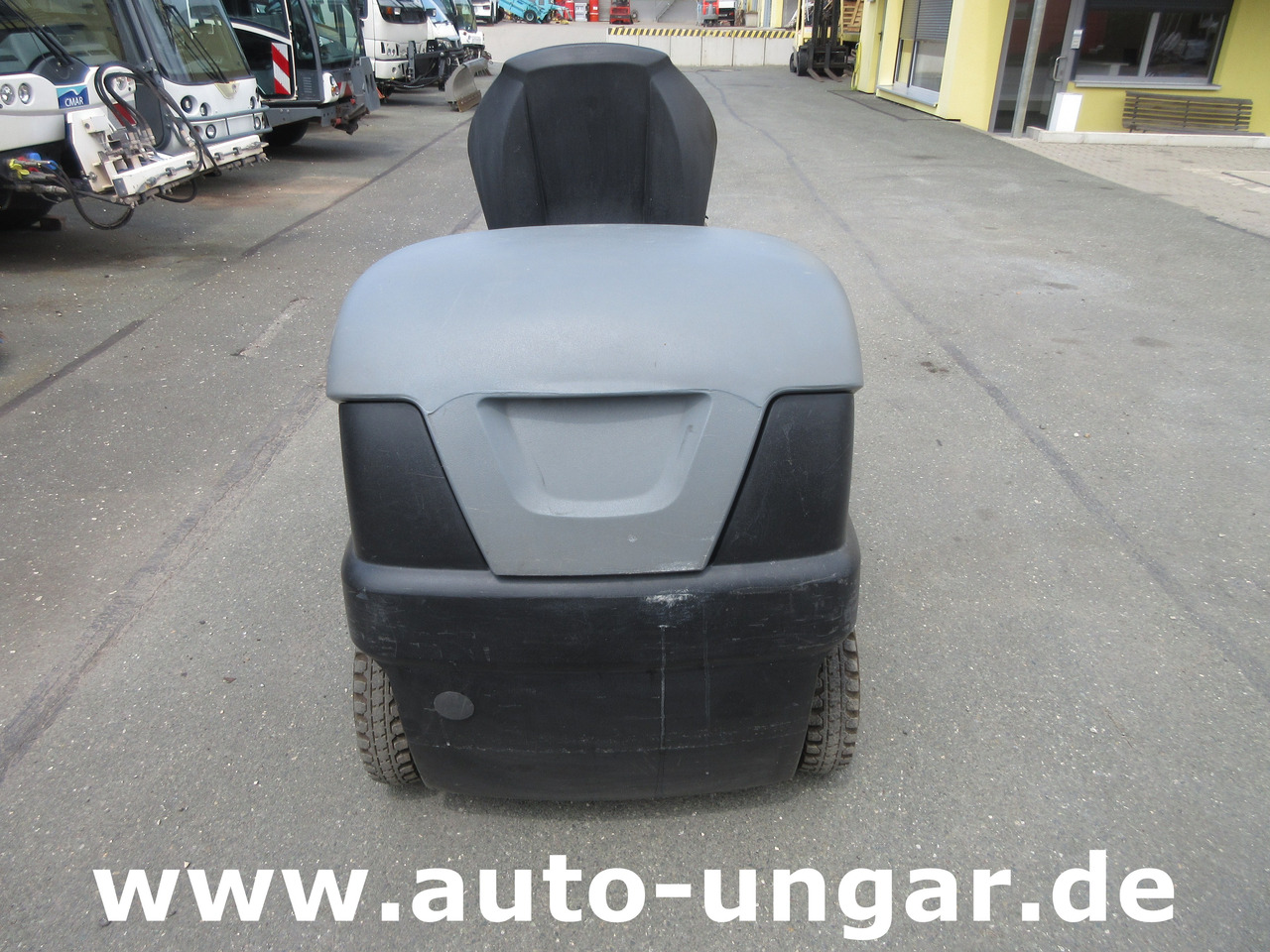 KÄRCHER KM 100/100 RBP Pack 1.280-112.0 elektrische Parkplatzkehrmaschine Hallenkehrmaschine Elektro - Road sweeper: picture 4 KÄRCHER KM 100/100 RBP Pack 1.280-112.0 elektrische Parkplatzkehrmaschine Hallenkehrmaschine Elektro - Road sweeper: picture 4