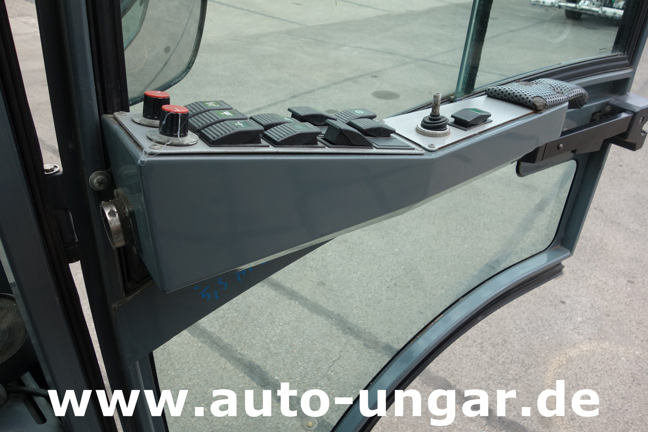 Utility/ Special vehicle Boschung S3 Wasserfass Kipper 4-Rad-Lenkung Multicar Kommunalfahrzeug Geräteträger: picture 18 Utility/ Special vehicle Boschung S3 Wasserfass Kipper 4-Rad-Lenkung Multicar Kommunalfahrzeug Geräteträger: picture 18