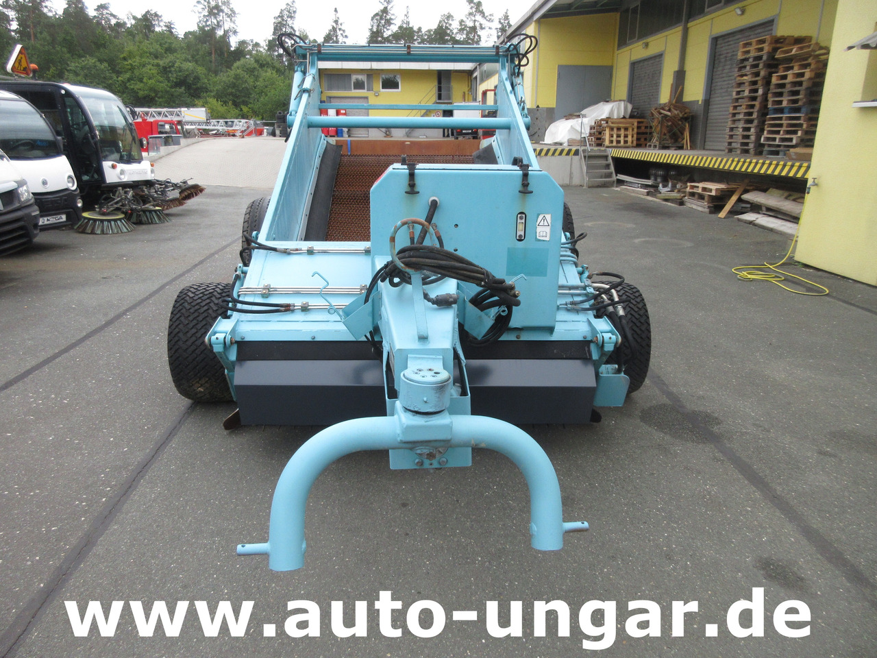 Pistenbully BeachTech STR 2000 BeachCleaner Strandreiniger чистач на плажа - Utility/ Special vehicle: picture 3 Pistenbully BeachTech STR 2000 BeachCleaner Strandreiniger чистач на плажа - Utility/ Special vehicle: picture 3