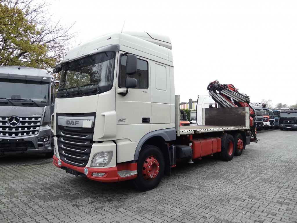 Daf XF440 6X2 Fassi 235 mit Jib bis 24.50 Meter - Crane truck, Dropside/ Flatbed truck: picture 1 Daf XF440 6X2 Fassi 235 mit Jib bis 24.50 Meter - Crane truck, Dropside/ Flatbed truck: picture 1