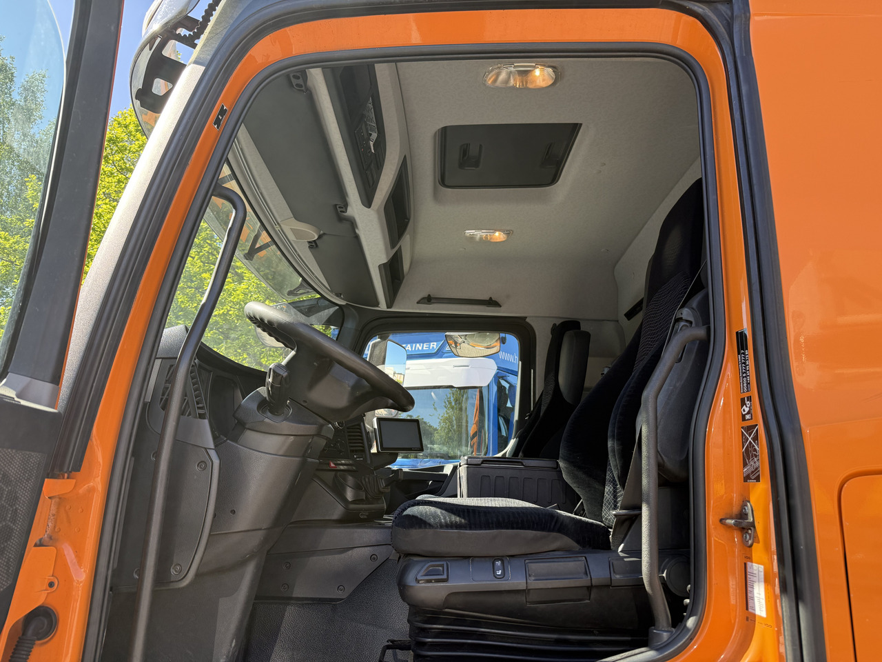 Mercedes-Benz Actros 1827 Kran Palfinger PK 9002 - Crane truck, Curtainsider truck: picture 4 Mercedes-Benz Actros 1827 Kran Palfinger PK 9002 - Crane truck, Curtainsider truck: picture 4