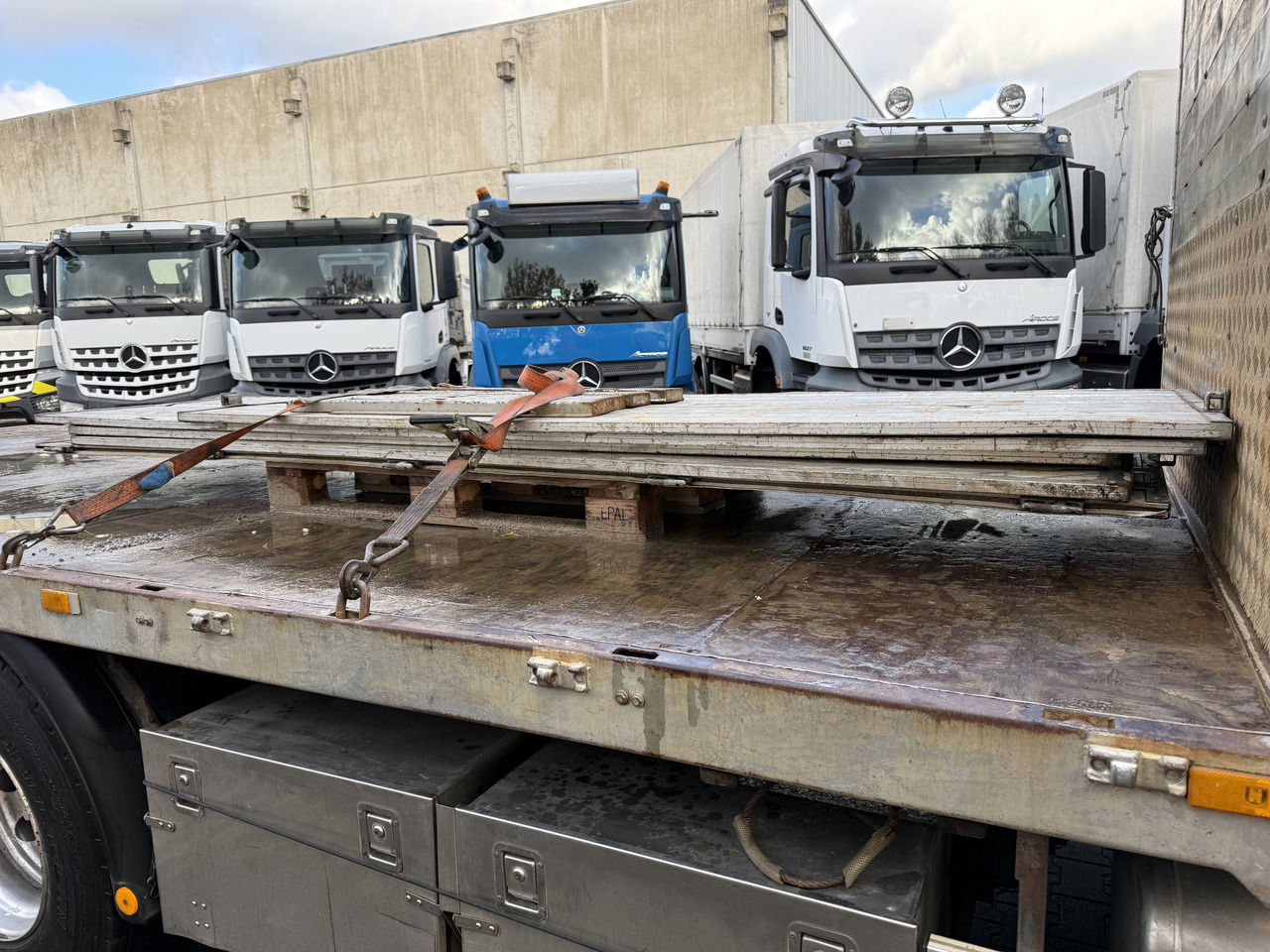 Mercedes-Benz Actros 2535 6X2 HMF 2420 bis 25 Meter - Dropside/ Flatbed truck, Crane truck: picture 2 Mercedes-Benz Actros 2535 6X2 HMF 2420 bis 25 Meter - Dropside/ Flatbed truck, Crane truck: picture 2