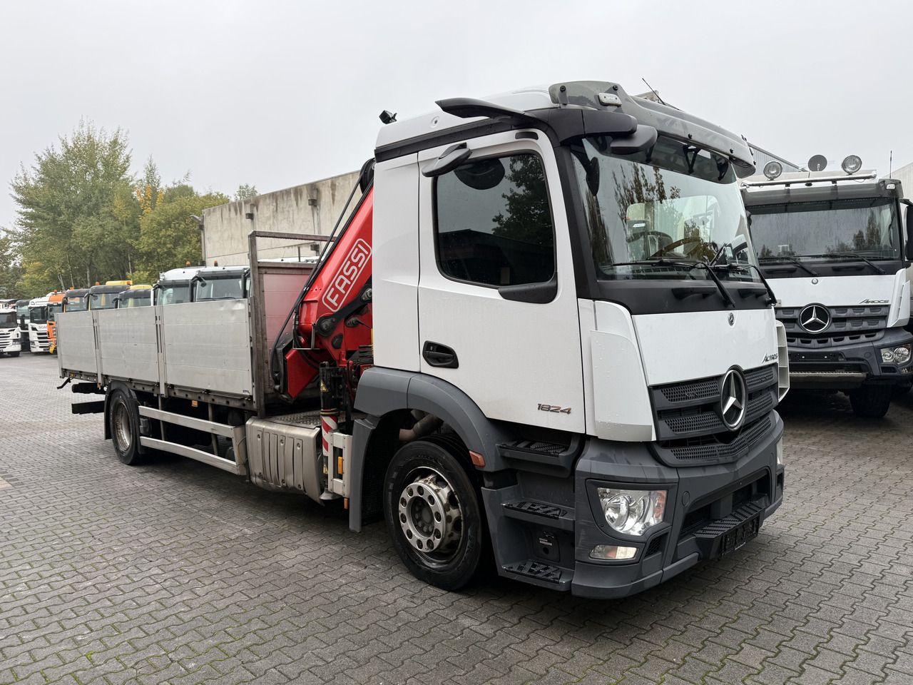 Crane truck, Dropside/ Flatbed truck Mercedes-Benz Actros MP5 1824 Kran Fassi F155: picture 11