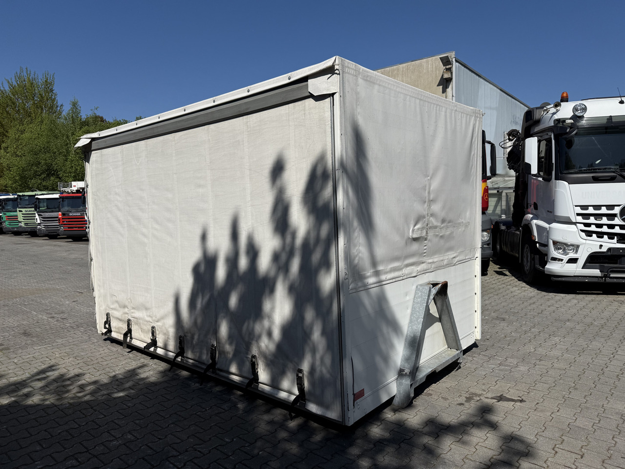 Plane/ Mulde/ Container Ex- Rotes Kreuz - Roll-off container: picture 4 Plane/ Mulde/ Container Ex- Rotes Kreuz - Roll-off container: picture 4