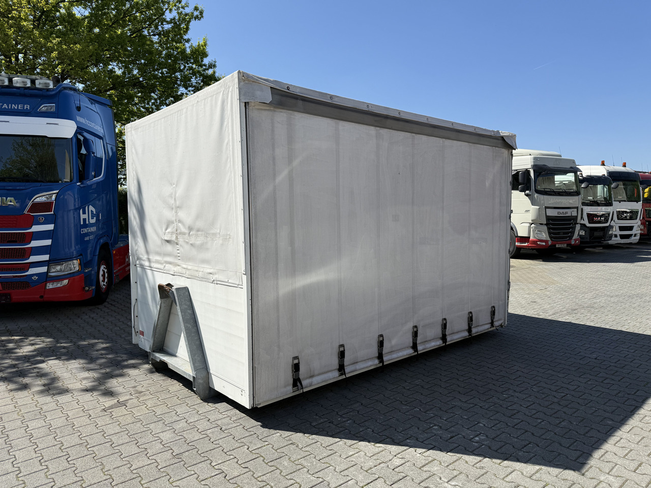 Plane/ Mulde/ Container Ex- Rotes Kreuz - Roll-off container: picture 1 Plane/ Mulde/ Container Ex- Rotes Kreuz - Roll-off container: picture 1