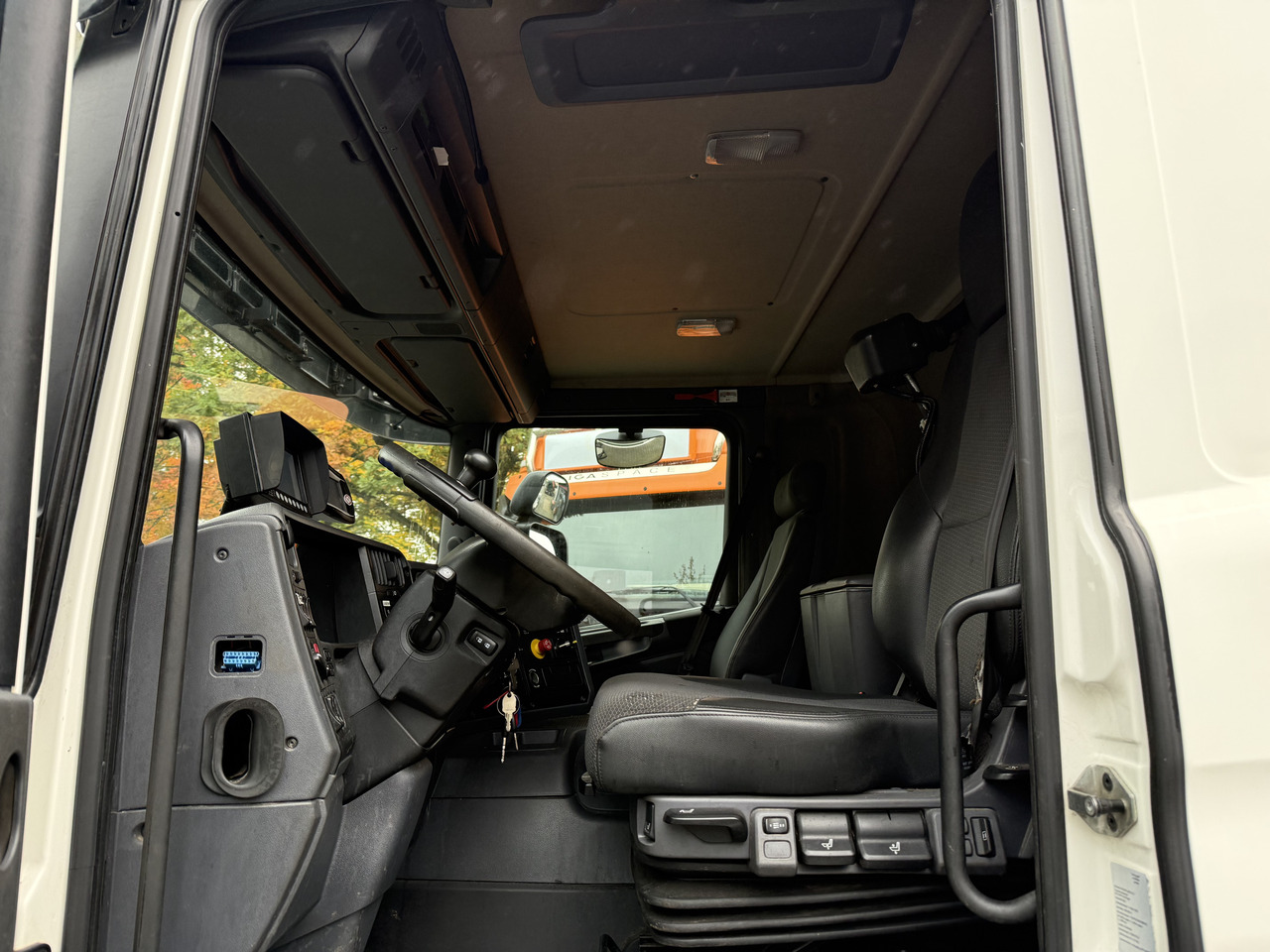 Scania P280 6X2*4 - Cab chassis truck: picture 3 Scania P280 6X2*4 - Cab chassis truck: picture 3