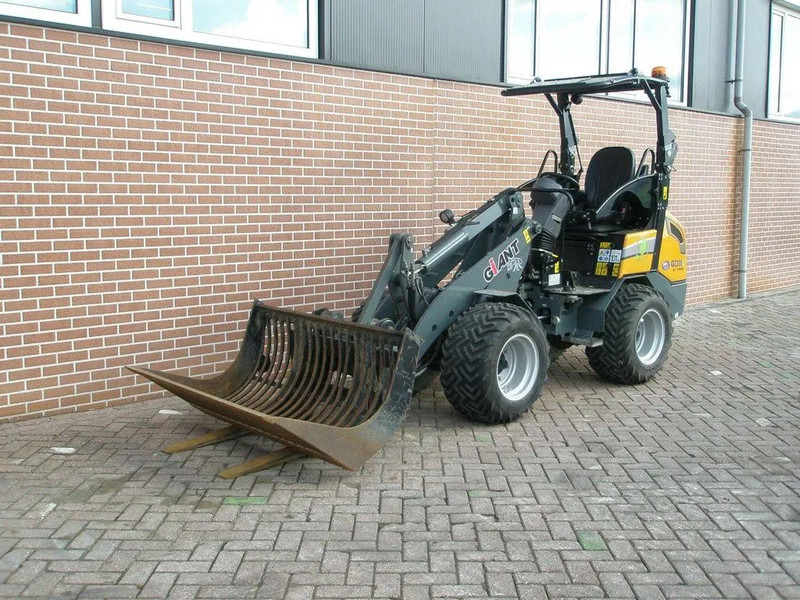 Giant G2200E - Compact track loader: picture 1 Giant G2200E - Compact track loader: picture 1