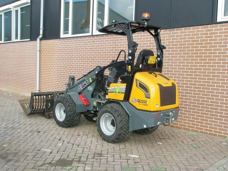 Giant G2200E - Compact track loader: picture 2 Giant G2200E - Compact track loader: picture 2