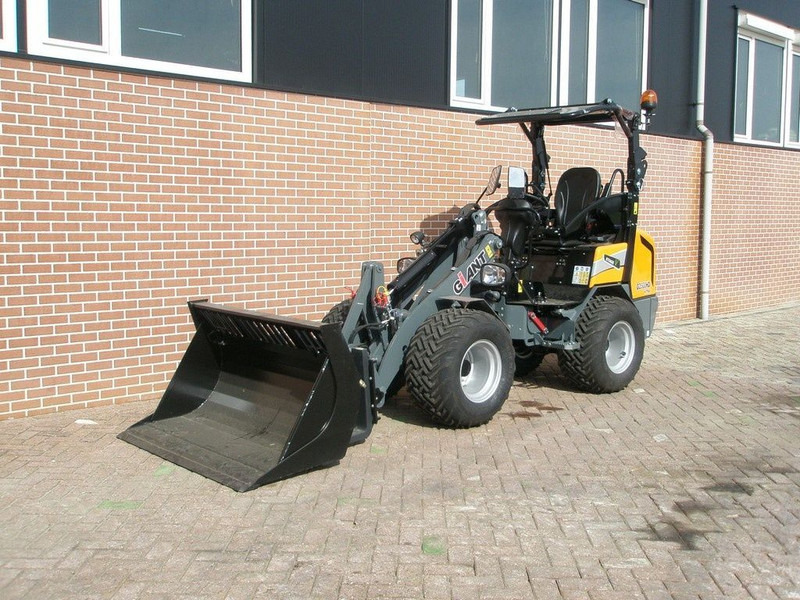 Giant G2500 - Compact track loader: picture 1 Giant G2500 - Compact track loader: picture 1