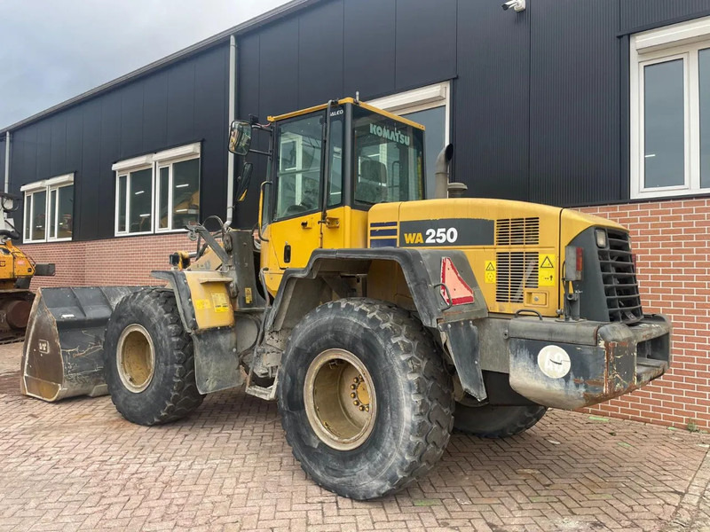 Komatsu WA250-5 - Wheel loader: picture 3 Komatsu WA250-5 - Wheel loader: picture 3