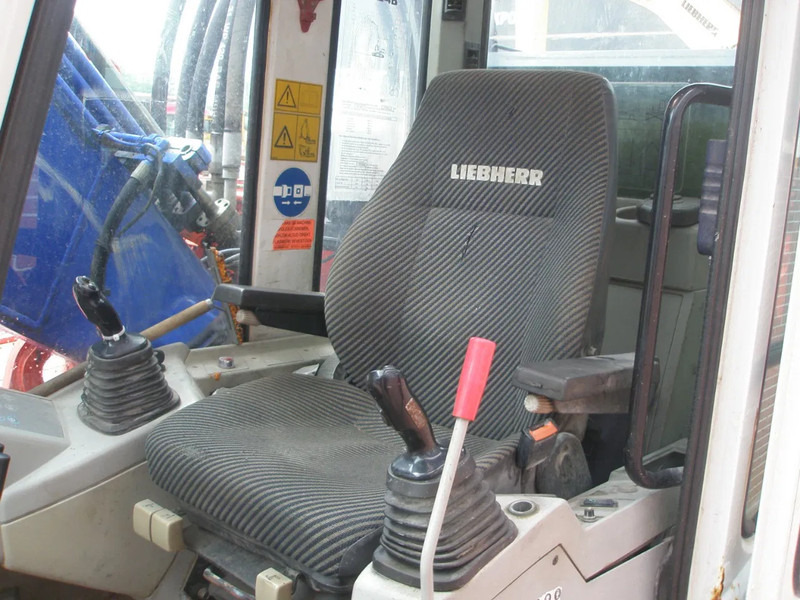 Crawler excavator Liebherr R924B: picture 7