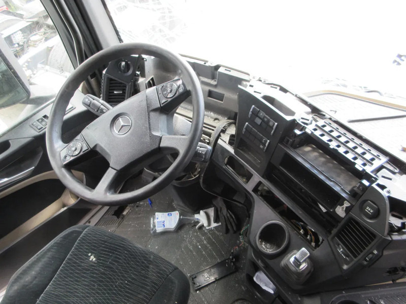 Tractor unit Mercedes-Benz Actros 1942: picture 9