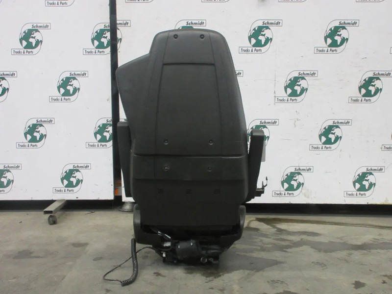Volvo 23766412 // 23764396 STOELEN SET LUCHTGEVEERT R+L FM MODEL 2023 - Seat for Truck: picture 5 Volvo 23766412 // 23764396 STOELEN SET LUCHTGEVEERT R+L FM MODEL 2023 - Seat for Truck: picture 5