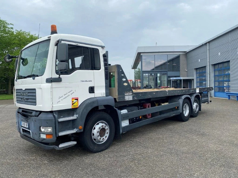 MAN TGA26.320 / SLIDING PLATEAU / WINCH / LIFT AXLE / MACHINE CARRIER / MANUAL / EURO-4 / 2007 - Tow truck: picture 2 MAN TGA26.320 / SLIDING PLATEAU / WINCH / LIFT AXLE / MACHINE CARRIER / MANUAL / EURO-4 / 2007 - Tow truck: picture 2