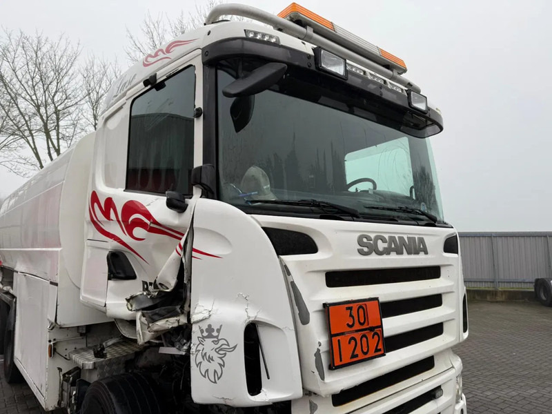 Interior photo 2: Tank truck Scania R480 / ENGINE RUNING / RETARDER / 4 COMPARTIMENTS / 18000 LITER TOTAAL / LIFT+LENKACHSE / AUTOMATIC / EURO-5 / 2009