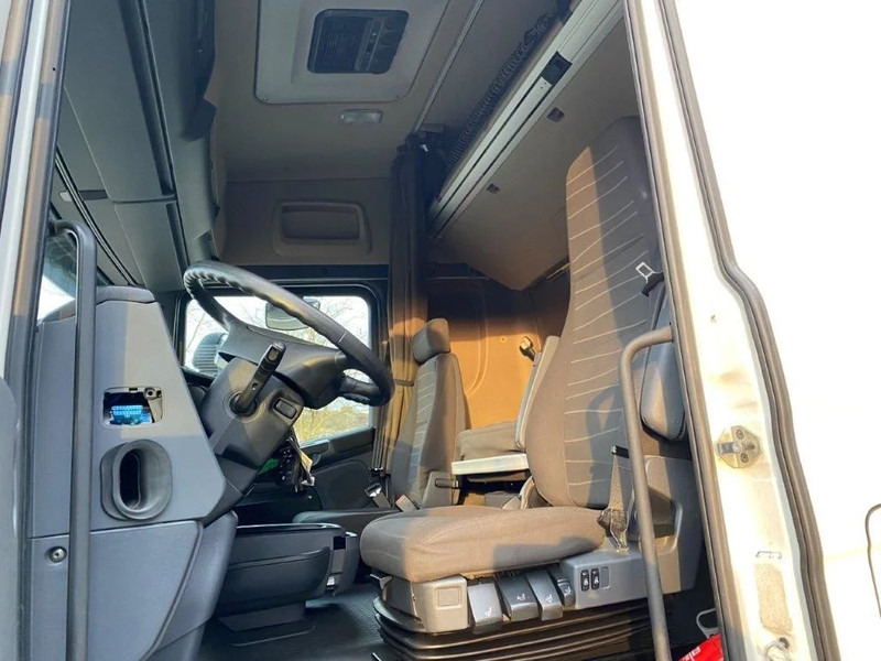 Interior photo 1: Tractor unit Scania R520 / RETARDER / DOUBLE TANK / AUTOMATIC / PARK-COOL / EURO-6 / 2015