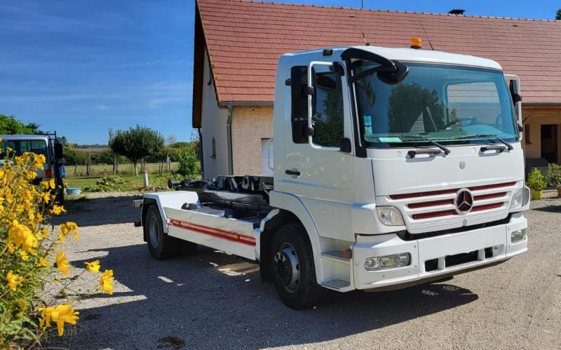 Mercedes Atego - Skip loader truck: picture 1 Mercedes Atego - Skip loader truck: picture 1