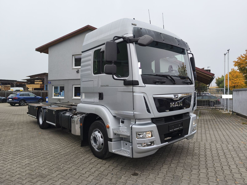 MAN TGM 12.290 BDF Euro 6 4x2 AHK (36) - Cab chassis truck: picture 2 MAN TGM 12.290 BDF Euro 6 4x2 AHK (36) - Cab chassis truck: picture 2