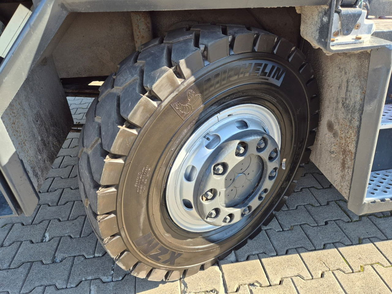 Terminal tractor Kalmar TR618i / 1 Owner / LOW KM / Works Great / NEW Tire S: picture 17 Terminal tractor Kalmar TR618i / 1 Owner / LOW KM / Works Great / NEW Tire S: picture 17