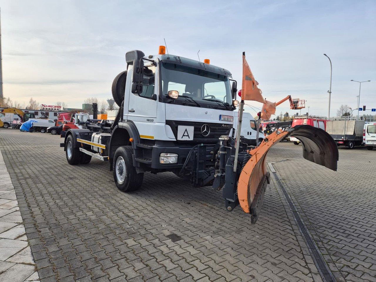 Mercedes-Benz Axor 1833 4X4 / Serviced / Schmidt Plow - Container transporter/ Swap body truck: picture 4 Mercedes-Benz Axor 1833 4X4 / Serviced / Schmidt Plow - Container transporter/ Swap body truck: picture 4