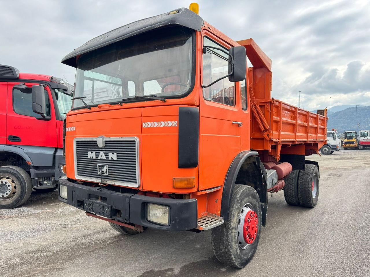MAN 19.331 4X4 3 sided tipper - ZF Gearbox - Tipper: picture 1 MAN 19.331 4X4 3 sided tipper - ZF Gearbox - Tipper: picture 1