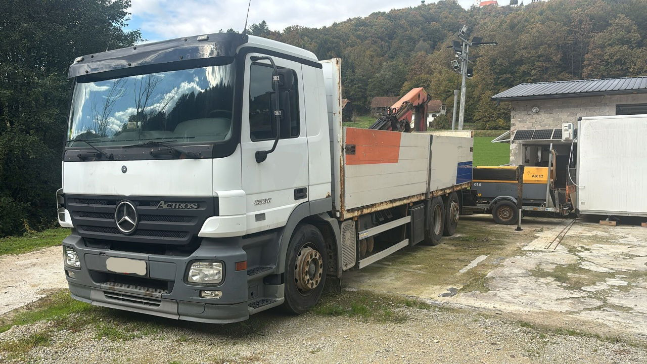 Mercedes-Benz Actros 2536 L 6x2 stake body - lifting axle - Dropside/ Flatbed truck: picture 1 Mercedes-Benz Actros 2536 L 6x2 stake body - lifting axle - Dropside/ Flatbed truck: picture 1