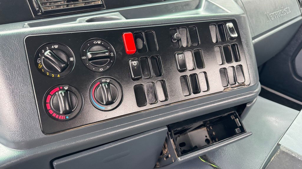 Cab chassis truck Mercedes-Benz Actros 3331 B 6x4 chassis - big axle: picture 29 Cab chassis truck Mercedes-Benz Actros 3331 B 6x4 chassis - big axle: picture 29