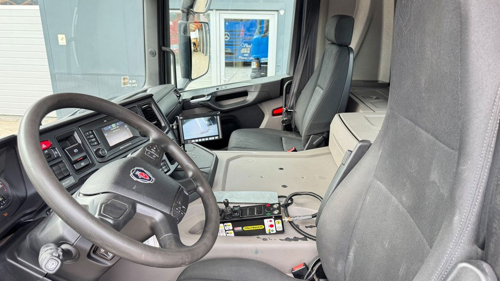 Container transporter/ Swap body truck Scania P 360 6x2 palfinger abroll tipper - steering axle: picture 28 Container transporter/ Swap body truck Scania P 360 6x2 palfinger abroll tipper - steering axle: picture 28