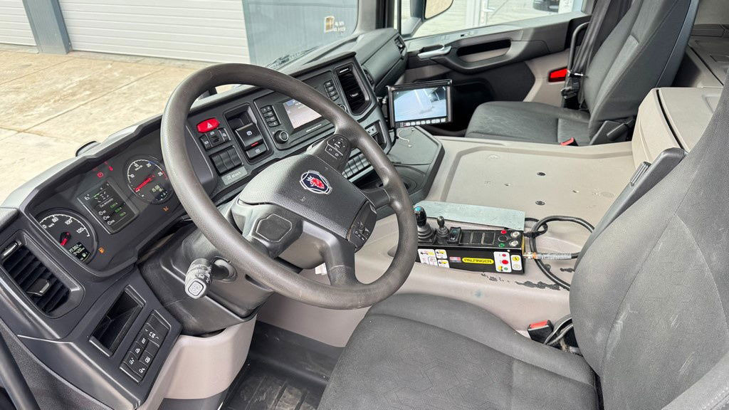 Container transporter/ Swap body truck Scania P 360 6x2 palfinger abroll tipper - steering axle: picture 24 Container transporter/ Swap body truck Scania P 360 6x2 palfinger abroll tipper - steering axle: picture 24