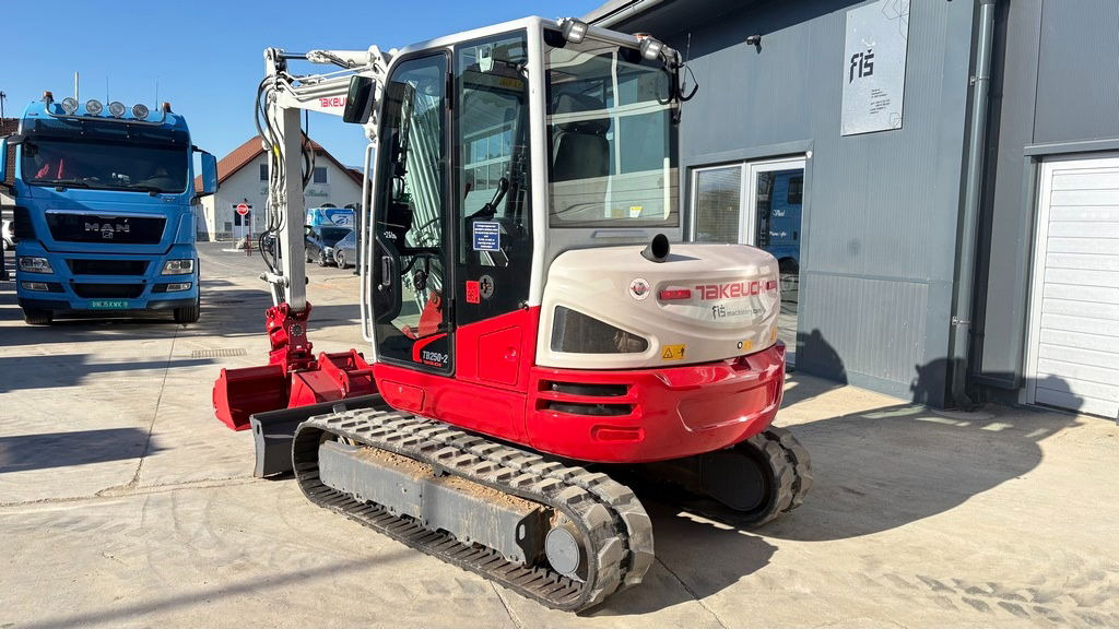 Mini excavator Takeuchi TB250-2 - 2021 Year - 1825 Hours - Powertilt -3X Buckets: picture 8 Mini excavator Takeuchi TB250-2 - 2021 Year - 1825 Hours - Powertilt -3X Buckets: picture 8