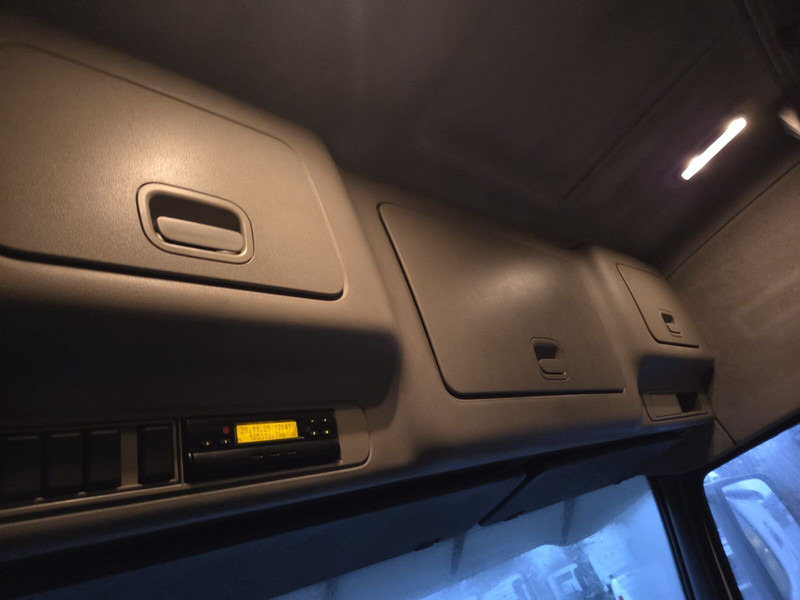 Volvo FH12 460 - Voith - Tractor unit: picture 5 Volvo FH12 460 - Voith - Tractor unit: picture 5