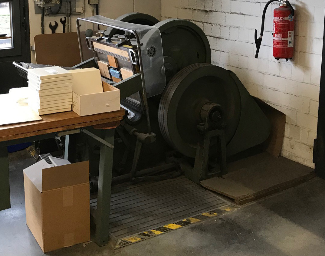 Wupa Kerma TS-1 Hand Punch Crucible - Printing machinery: picture 1 Wupa Kerma TS-1 Hand Punch Crucible - Printing machinery: picture 1