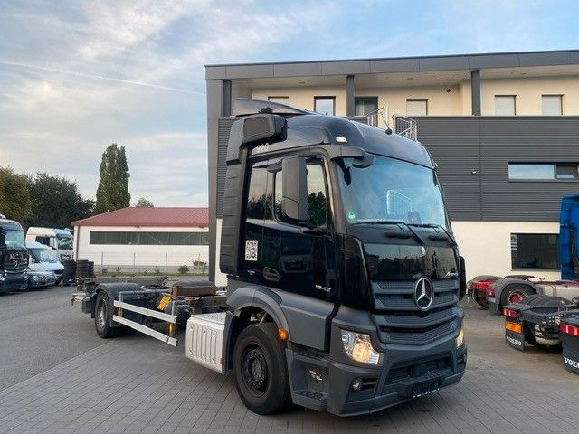 Mercedes-Benz Actros 1842 BDF LBW 1845 2x Mercedes-Benz Actros 1842 BDF LBW 1845 2x - Container transporter/ Swap body truck: picture 4 Mercedes-Benz Actros 1842 BDF LBW 1845 2x Mercedes-Benz Actros 1842 BDF LBW 1845 2x - Container transporter/ Swap body truck: picture 4