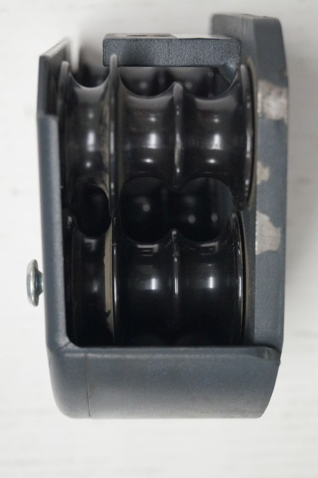 Jungheinrich 51160772 | Block rollor Hose guide for ETV from year 2003 till 2011 - Hydraulics for Material handling equipment: picture 1 Jungheinrich 51160772 | Block rollor Hose guide for ETV from year 2003 till 2011 - Hydraulics for Material handling equipment: picture 1